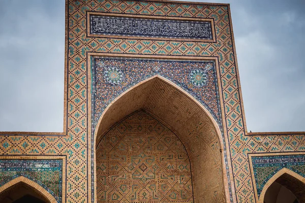 Inside the complex of buildings of Poi Kalyan, Bukhara, Uzbekistan. inner courtyard of the Kalyan Mosque — Stock Photo, Image