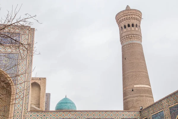 În interiorul complexului de clădiri din Poi Kalyan, Bukhara, Uzbekistan. curtea interioară a moscheii Kalyan — Fotografie, imagine de stoc