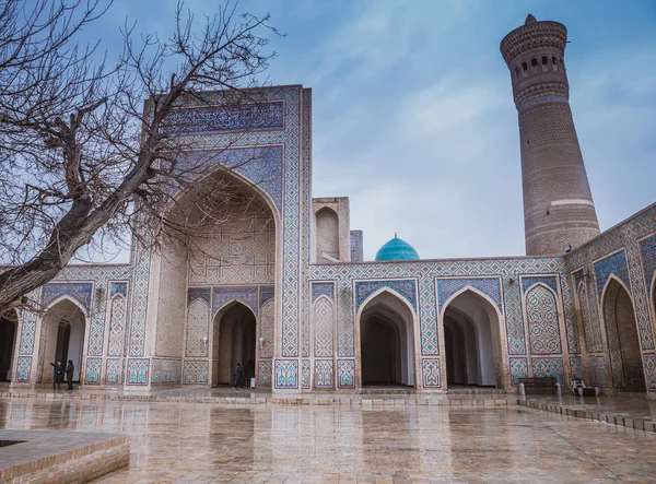 În interiorul complexului de clădiri din Poi Kalyan, Bukhara, Uzbekistan. curtea interioară a moscheii Kalyan — Fotografie, imagine de stoc