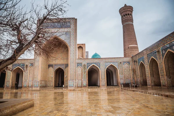 În interiorul complexului de clădiri din Poi Kalyan, Bukhara, Uzbekistan. curtea interioară a moscheii Kalyan — Fotografie, imagine de stoc