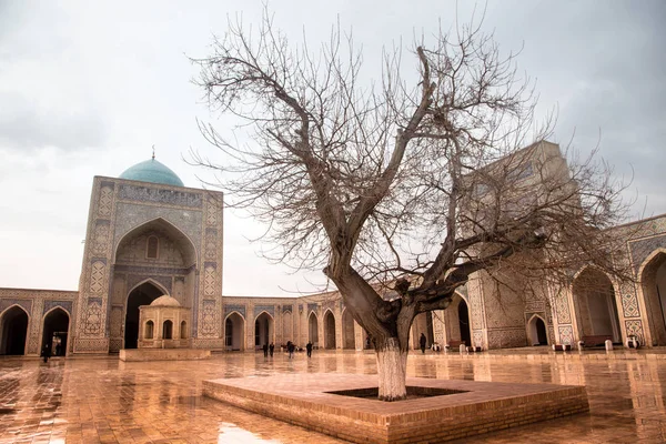 Inside the complex of buildings of Poi Kalyan, Bukhara, Uzbekistan. inner courtyard of the Kalyan Mosque — Stock Photo, Image