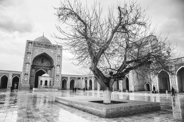 Всередині комплексу будівель Poi кальян, Бухара, Узбекистан. внутрішній дворик кальян мечеть — стокове фото
