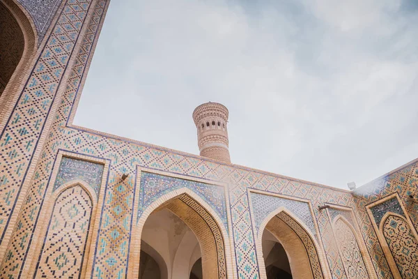 În interiorul complexului de clădiri din Poi Kalyan, Bukhara, Uzbekistan. curtea interioară a moscheii Kalyan — Fotografie, imagine de stoc