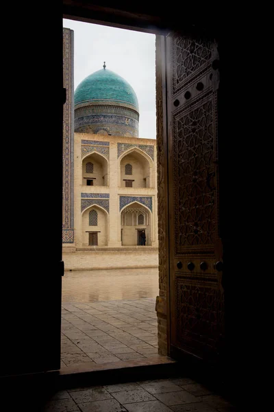 Buchara, Usbekistan. Blick auf die mir-i-arabische Medresse — Stockfoto