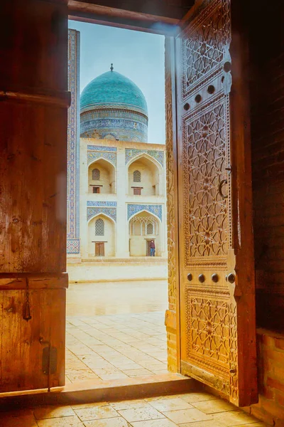 布哈拉, 乌兹别克斯坦。和平-阿拉伯宗教学校的观点 — 图库照片