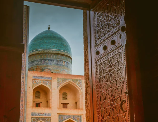 Bukhara, Uzbekistan. Veduta della madrassah Mir-i-Arab — Foto Stock