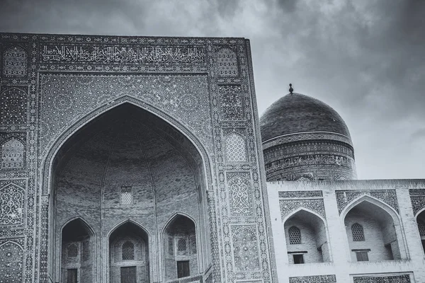 Bujará, Uzbekistán. Vista de la madraza Mir-i-Arab — Foto de Stock