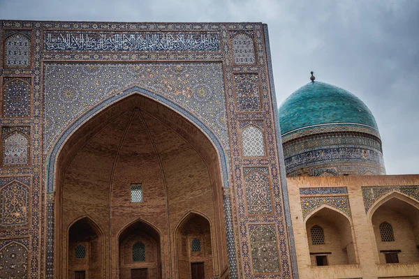 Bujará, Uzbekistán. Vista de la madraza Mir-i-Arab — Foto de Stock