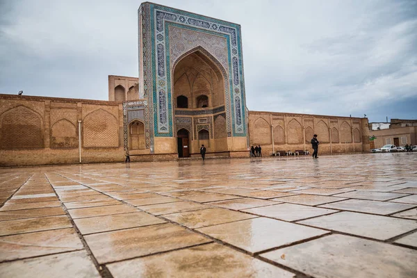 Complejo Poi Klyan (siglo 12-14) en Bujará, Uzbekistán. Mezquita de Kalyan y Kalyan o Kalon Minor (Gran Minarete). Bujará es Patrimonio de la Humanidad por la UNESCO. Po-i Kalan (kalyan ) — Foto de Stock