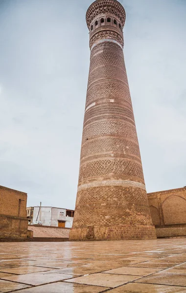 El detalle arquitectónico del minarete Kalon de Poi-Kalyan Ensemble, Bujará, Uzbekistán — Foto de Stock