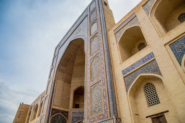 POI Клян комплекс (12-14 ст.) в Бухара, Узбекистан. Кальян мечеть і кальян або калон мінор (великий мінарет). Бухарь є Всесвітньої спадщини ЮНЕСКО. PO-i Kalan (кальян) — стокове фото