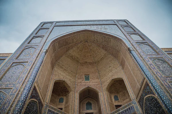 Complexo de Poi Klyan (12-14 século) em Bucara, Uzbequistão. Kalyan Mesquita e Kalyan ou Kalon Menor (Grande Minarete). Bukhara é Património Mundial pela UNESCO. Po-i Kalan (kalyan ) — Fotografia de Stock Grátis