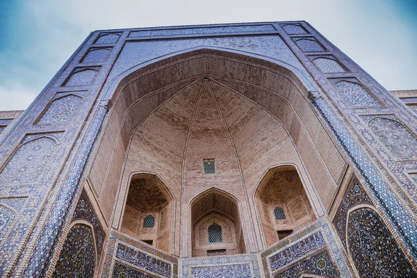 Poi Klyan Complex (12-14 century) in Bukhara, Uzbekistan. Kalyan Mosque and Kalyan or Kalon Minor (Great Minaret). Bukhara is World Heritage Site by UNESCO. Po-i Kalan (kalyan) — Stock Photo, Image