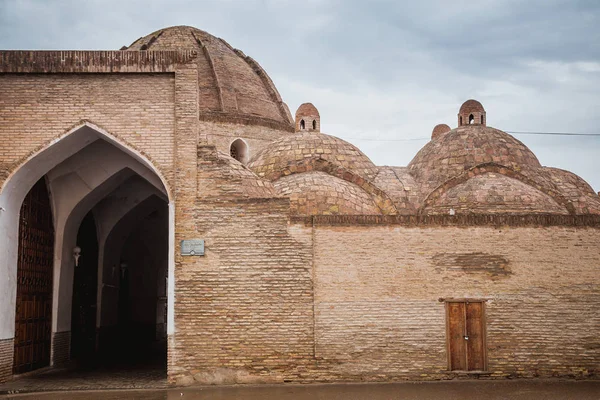 Turist i den historiska center Buchara nära sfäriska Trading Dome, Uzbekistan — Stockfoto