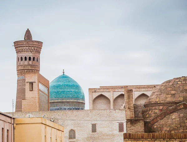 Turist în centrul istoric al Bukharei lângă Domul comercial sferic, Uzbekistan — Fotografie, imagine de stoc