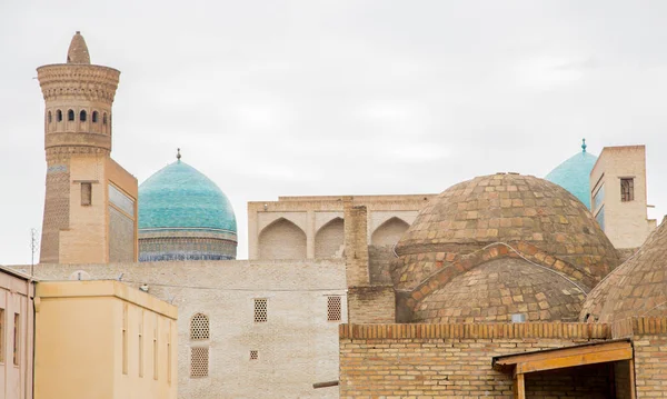 Turista nel centro storico di Bukhara vicino sferico Trading Dome, Uzbekistan — Foto Stock