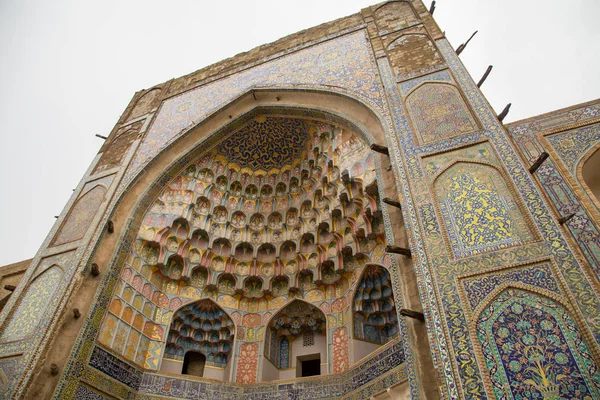 Front of Abdulaziz-Khan Madrasah. This Madrasah (1652) makes up an architectural ensemble with Ulugbek Madrasah but is more luxurious in its decor. It is the last large Madrasah in Bukhara, Uzbekistan — Stock Photo, Image