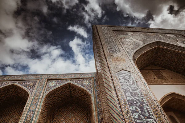 Mezquita Madrasah Nadir Divan-Begi en Bujará, Uzbekistán — Foto de Stock