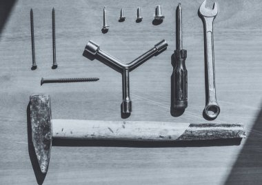 Bazı aletler tahta bir masanın üzerine serpiştin. Ahşap masa üzerinde araç kiti. İş mekaniği için mükemmel.