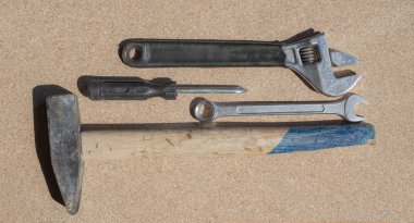 Bazı aletler tahta bir masanın üzerine serpiştin. Ahşap masa üzerinde araç kiti. İş mekaniği için mükemmel.