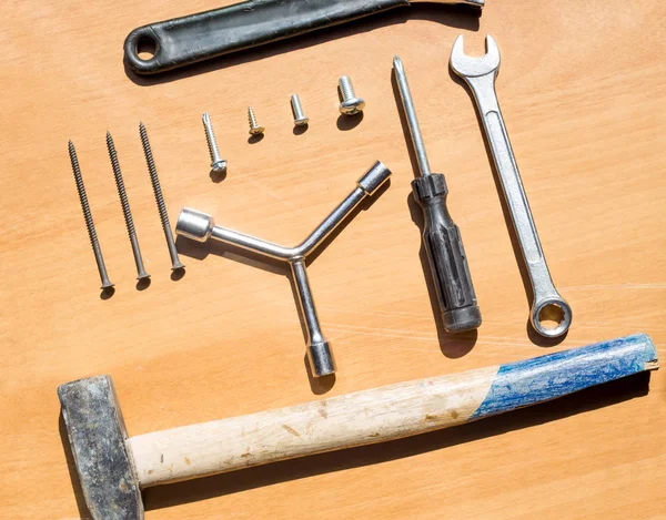 Algumas ferramentas que põem sobre uma mesa de madeira. Kit de ferramentas na mesa de madeira. Excelente para mecânica de trabalho . — Fotografia de Stock