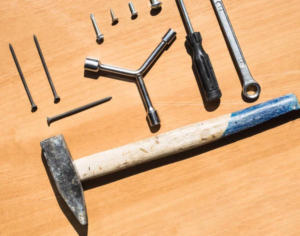 Algunas herramientas colocadas sobre una mesa de madera. Kit de herramientas sobre mesa de madera. Excelente para mecánica de trabajo. Con espacio para texto — Foto de Stock
