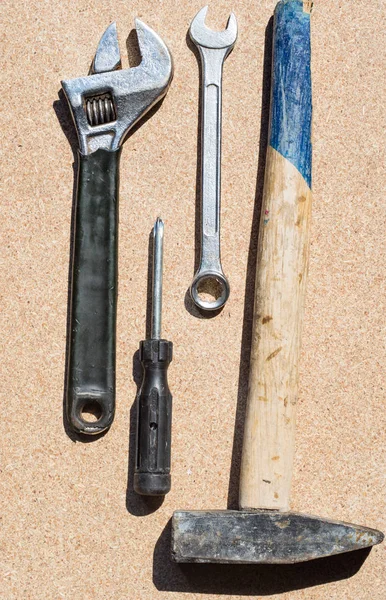 Algunas herramientas colocadas sobre una mesa de madera. Kit de herramientas sobre mesa de madera. Excelente para mecánica de trabajo . — Foto de Stock