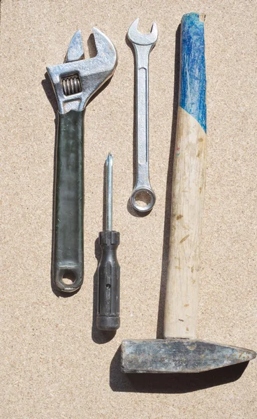 Algumas ferramentas que põem sobre uma mesa de madeira. Kit de ferramentas na mesa de madeira. Excelente para mecânica de trabalho . — Fotografia de Stock