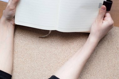 Tahta masada günlük tutan kadın elleri. Metin için alan