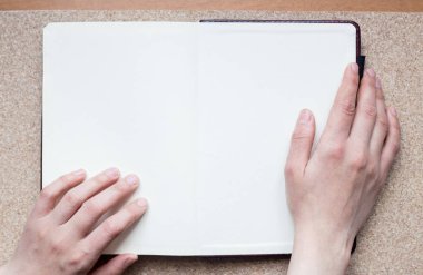 Tahta masada günlük tutan kadın elleri. Metin için alan