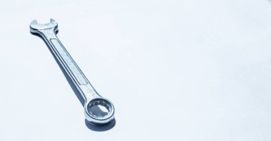 Beyaz arkaplanda anahtar açma araçları. Metin için boşluk ile