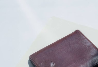 Boş defter ve beyaz arka plan üzerinde bir cüzdan. Metin için alan