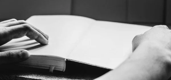 Vrouwelijke handen houden dagboek op het houten bureau. Met ruimte voor tekst — Stockfoto