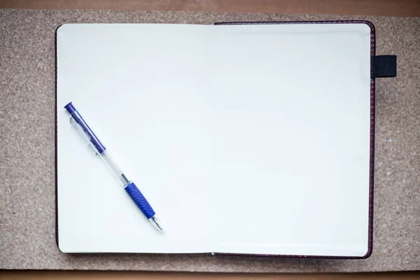 Vista de ángulo alto del cuaderno vacío abierto en la mesa de madera. Con espacio para texto — Foto de Stock