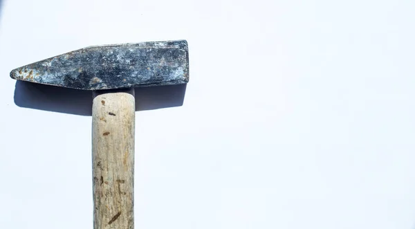 Gebruikte hamer op geïsoleerde achtergrond. Met ruimte voor tekst — Stockfoto