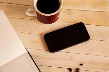 Ofis, banka donatımı ve becerikli bir ahşap masa arka plan üzerine karışımı.