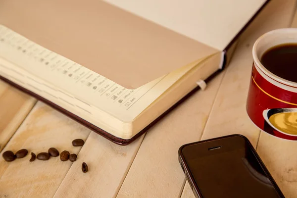 Amestec de consumabile de birou și gadget-uri pe un fundal de masă din lemn . — Fotografie, imagine de stoc