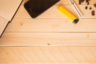 Boş defter ile başı işleri yüksek açı bakış. ve fincan 