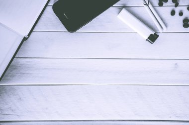 Boş defter ile başı işleri yüksek açı bakış. ve fincan 