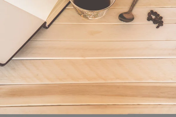 Vedere cu unghi înalt a chestiilor de birou cu notebook gol. Ceașcă de — Fotografie, imagine de stoc