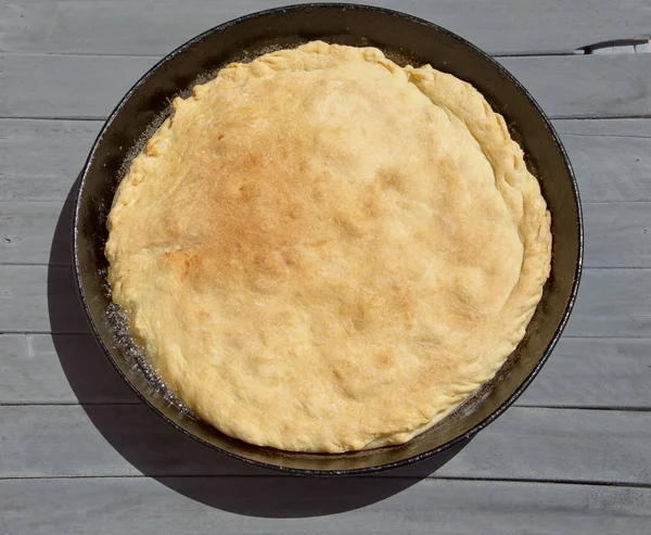 Hausgemachter Apfelkuchen mit Mandeln und Zimt auf natürlichem Holzhintergrund, Draufsicht — Stockfoto