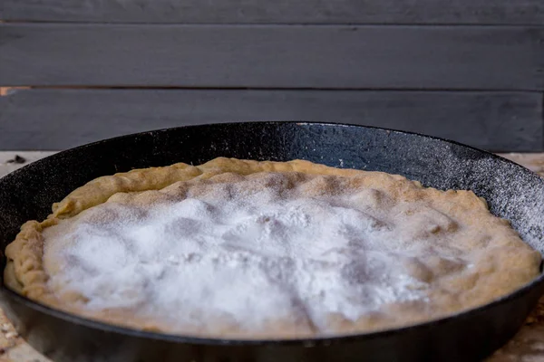 Badem ve doğal ahşap arka plan, üstten görünüm üzerine tarçın ile ev yapımı elma pasta — Stok fotoğraf