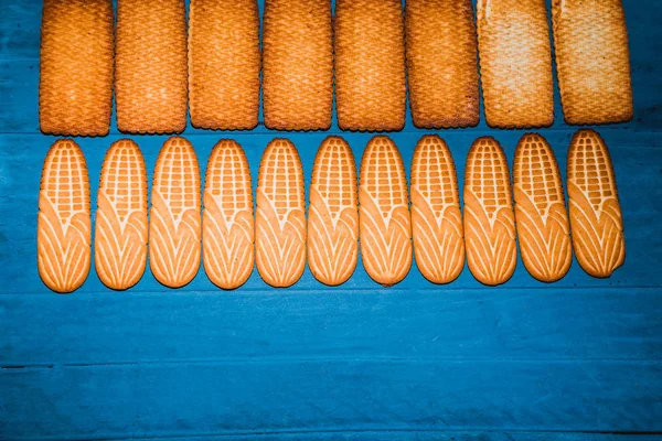 Fondo de galletas. Galletas de chips dulces en el fondo de madera con espacio de copia. Postres de engorde para té con vista a la mesa de madera — Foto de Stock