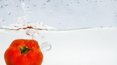 Suda sıçraması domates