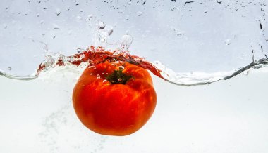 Suda sıçraması domates