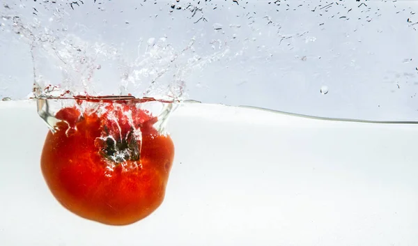 Stänk av tomater i vatten — Stockfoto