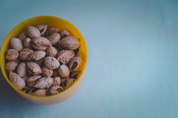 Bowl dengan almond tidak dikupas — Stok Foto