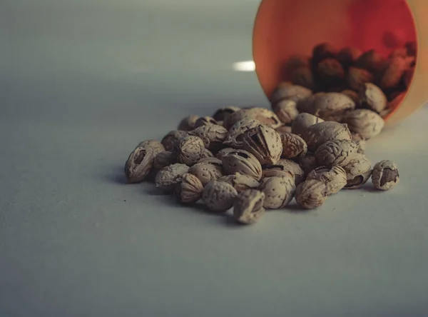 Almond dan mangkuk yang tidak dikupas rapat — Stok Foto