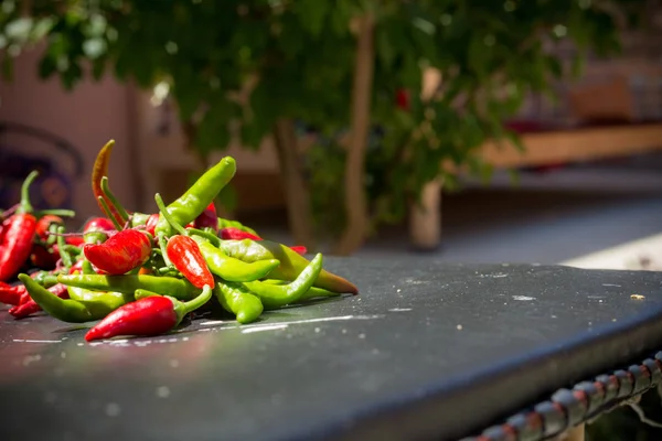 Red hot chili peppers açık havada. Karanlık kurulu arka plan üzerinde kırmızı ve yeşil biber