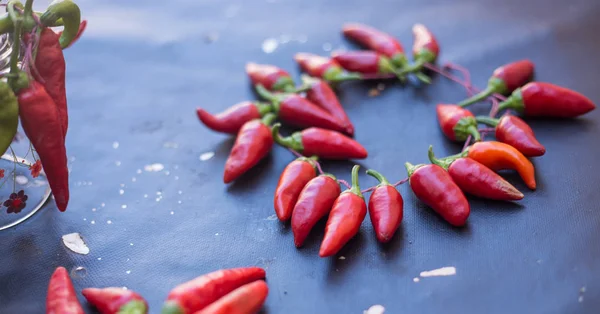 Red hot chili peppers açık havada. Karanlık kurulu arka plan üzerinde kırmızı ve yeşil biber